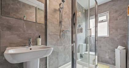 Spacious 2BR House | Sleeps 5 | Gloucester Centre