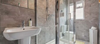 Spacious 2BR House | Sleeps 5 | Gloucester Centre