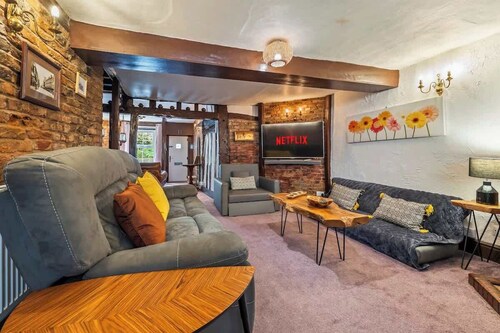 Spacious 2BR House | Sleeps 5 | Gloucester Centre