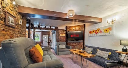 Spacious 2BR House | Sleeps 5 | Gloucester Centre