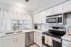 Private kitchen - Private Heated Pool + BBQ 3BR Fort Myers Getaway Near Beaches (Fort Myers)