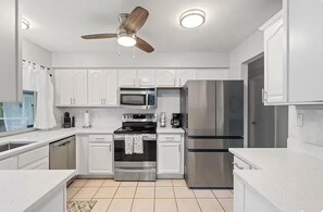 Private kitchen - Private Heated Pool + BBQ 3BR Fort Myers Getaway Near Beaches (Fort Myers)
