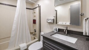 Un baño moderno con ducha, inodoro, lavabo y toallero.