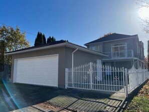 Exterior - 1 Large Beautiful Private room garden level (Vancouver)