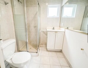 Bathroom - 1 Large Beautiful Private room garden level (Vancouver)