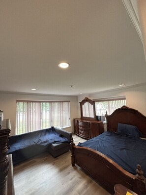 Interior - 1 Large Beautiful Private room garden level (Vancouver)