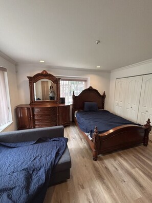 Room - 1 Large Beautiful Private room garden level (Vancouver)