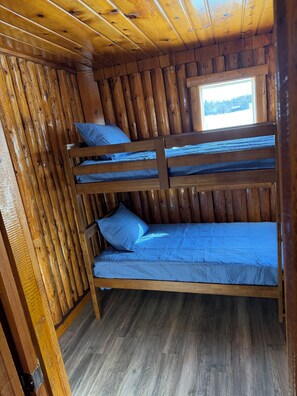 2 bedrooms, WiFi, bed sheets - Adorable 2-bedroom cabin with AC in charming Cheboygan (Cheboygan)