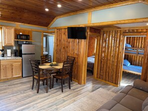 Smart TV - Adorable 2-bedroom cabin with AC in charming Cheboygan (Cheboygan)