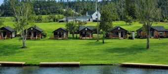 Adorable 2-bedroom cabin with AC in charming Cheboygan