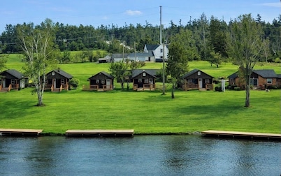 Adorable 2-bedroom cabin with AC in charming Cheboygan