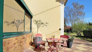Outdoor dining - Le Relais des Oliviers (CAMPENEAC)