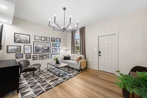 Living area - Sage - Entire home in Hamilton, Ohio - Historic Elegance (Hamilton)