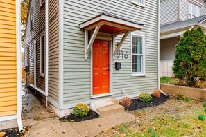 Exterior detail - Sage - Entire home in Hamilton, Ohio - Historic Elegance (Hamilton)