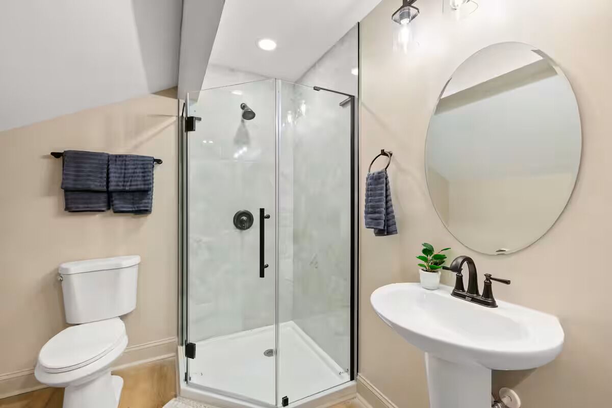 Chuveiro, secador de cabelo, toalhas de banho, shampoo