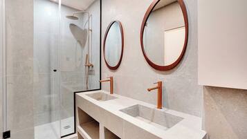 Apartment | Badezimmer | Haartrockner, Handtücher, Shampoo