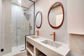 Apartamento | Banheiro | Secador de cabelo, toalhas de banho, shampoo 