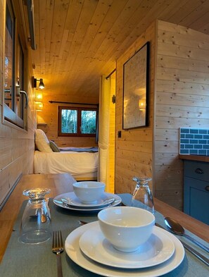 Room - La Roulotte du Marais, nestled in a quiet orchard on the banks of the river (Éclusier-Vaux)