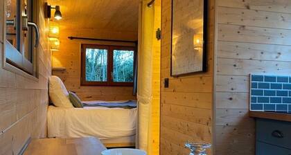 La Roulotte du Marais, nestled in a quiet orchard on the banks of the river