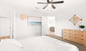 3 bedrooms, WiFi, bed sheets - New Home with Fenced Yard, Large Deck & Fire Pit (Navarre)