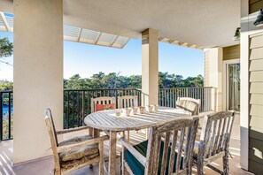 Outdoor dining - Sunny Condo with Pool and Tennis Court Access (Santa Rosa Beach)