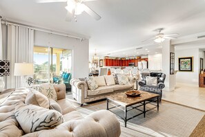 TV - Sunny Condo with Pool and Tennis Court Access (Santa Rosa Beach)