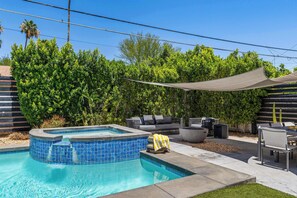 A swimming pool with a hot tub, outdoor furniture, and a shaded area. - Palm Springs Mid-Century Home | Pool, Spa, Casita + Sweeping Mountain Views (Palm Springs)