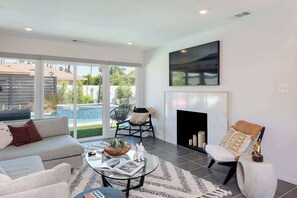 TV, offices - Palm Springs Mid-Century Home | Pool, Spa, Casita + Sweeping Mountain Views (Palm Springs)