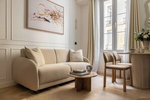 Apartment | Living area - Stunning Apartment With AC - Center of Paris (Paris)