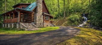 CLEAN Waterfall river cabin min to town