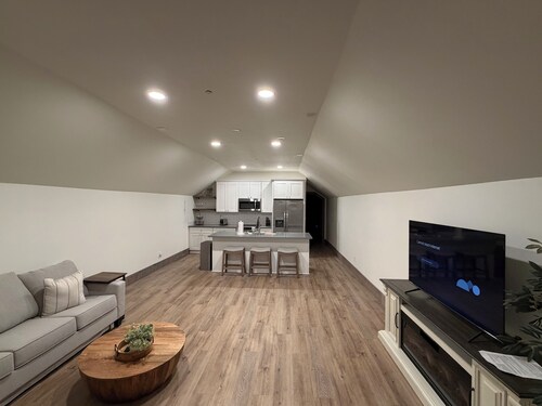 Soothing 1-bedroom apartment with AC in charming Woodland