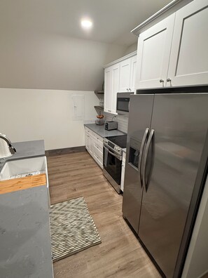 Private kitchen - Soothing 1-bedroom apartment with AC in charming Woodland (Woodland)