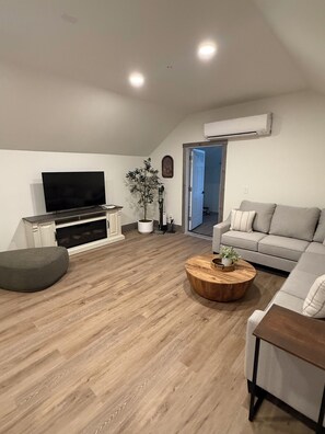 Living area - Soothing 1-bedroom apartment with AC in charming Woodland (Woodland)