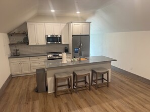 Private kitchen - Soothing 1-bedroom apartment with AC in charming Woodland (Woodland)