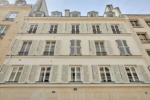 Apartment | Exterior - Luxurious AC Apartment Louvre Museum Saint Honore (Paris)