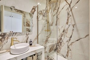 Apartemen | Kamar mandi | Bathtub, pengering rambut, handuk, dan sabun