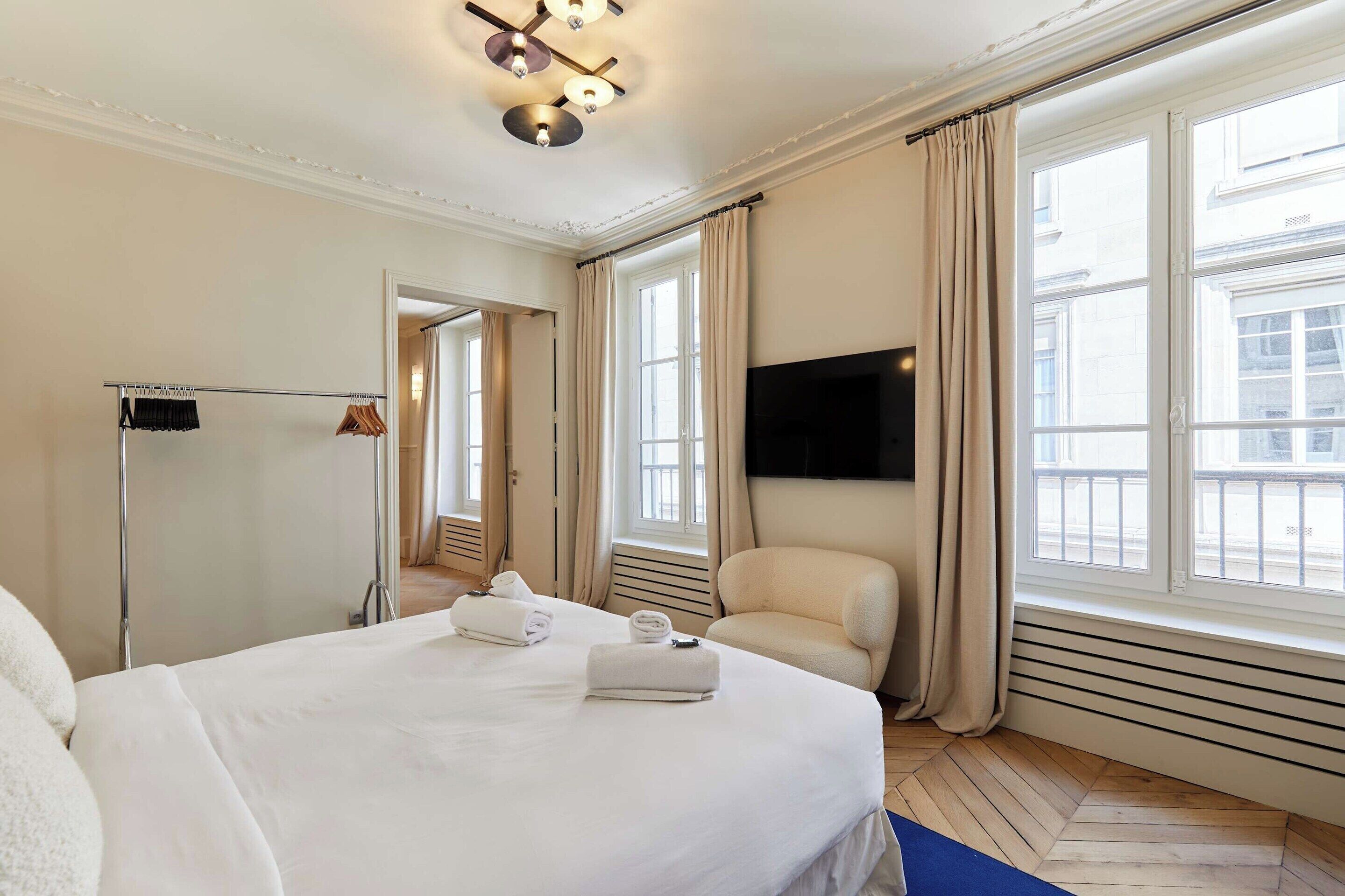 3 bedrooms, laptop workspace, iron/ironing board, bed sheets