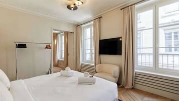 3 bedrooms, laptop workspace, iron/ironing board, bed sheets