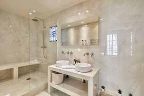 Apartemen | Kamar mandi | Bathtub, pengering rambut, handuk, dan sabun
