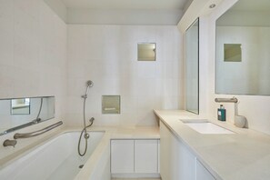 Apartemen | Kamar mandi | Bathtub, pengering rambut, handuk, dan sabun