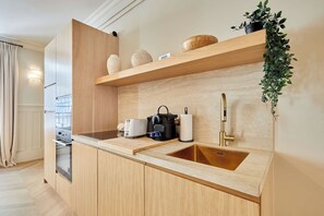 Apartment | Private kitchen - Luxurious AC Apartment Louvre Museum Saint Honore (Paris)