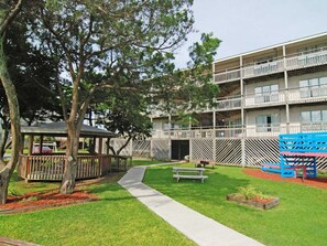 Outdoor dining - 2-bedroom 2-bathroom condo in Atlantic Beach, NC (Atlantic Beach)