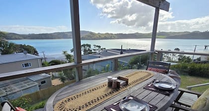 Raglan beach hideaway, stunning views. 5 minute walk to the Famous Raglan Wharf.