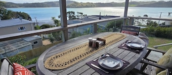 Raglan beach hideaway, stunning views. 5 minute walk to the Famous Raglan Wharf.
