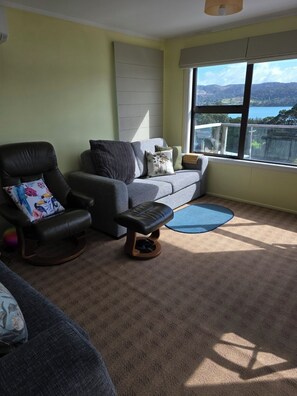 Living area - Raglan beach hideaway, stunning views. 5 minute walk to the Famous Raglan Wharf. (Raglan)