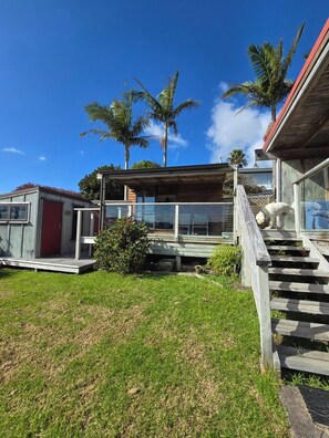 Exterior - Raglan beach hideaway, stunning views. 5 minute walk to the Famous Raglan Wharf. (Raglan)