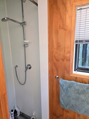 Shower, hair dryer, towels, soap - Raglan beach hideaway, stunning views. 5 minute walk to the Famous Raglan Wharf. (Raglan)