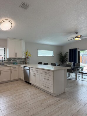 Private kitchen - Brilliant 3-bedroom house with AC in charming Sunrise (Sunrise)