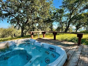 Outdoor spa tub - Vista De Robles - Luxury Hilltop Sanctuary (San Luis Obispo County)