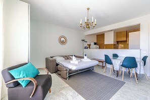 House | Interior - Bright Studio With Parking Near Beach & Old Town (Antibes)
